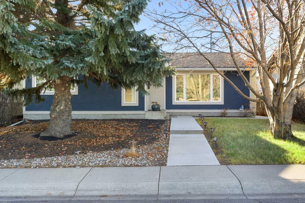 Photo of 224 Silverview Way NW, Calgary, AB T3B 3K3 (MLS # A2298370)