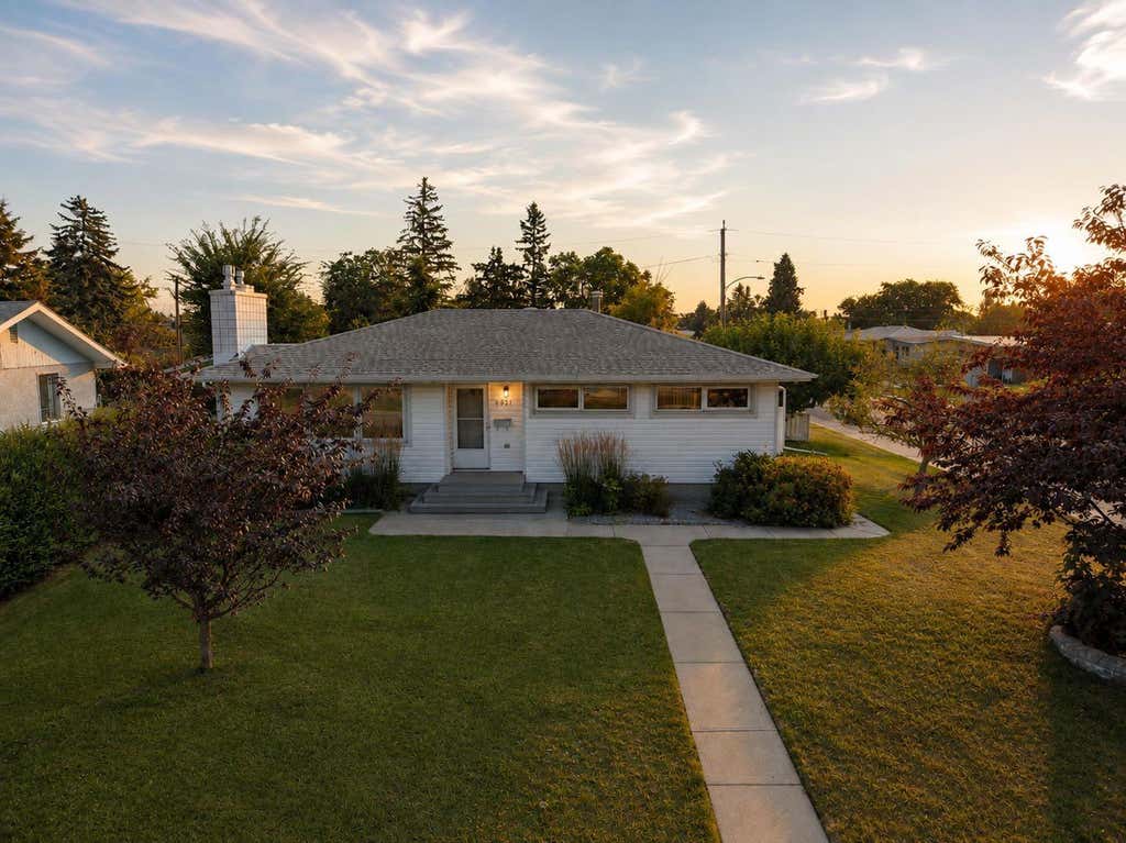 Photo of 4021 Embury Crescent, Red Deer, AB T4N 2S8 (MLS # A2336830)