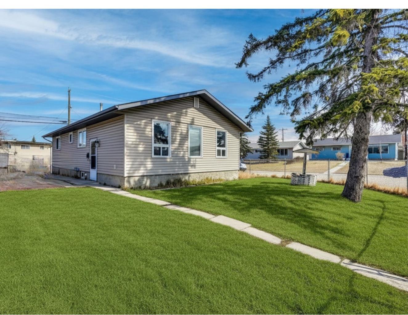 1004 Penrith Crescent SE