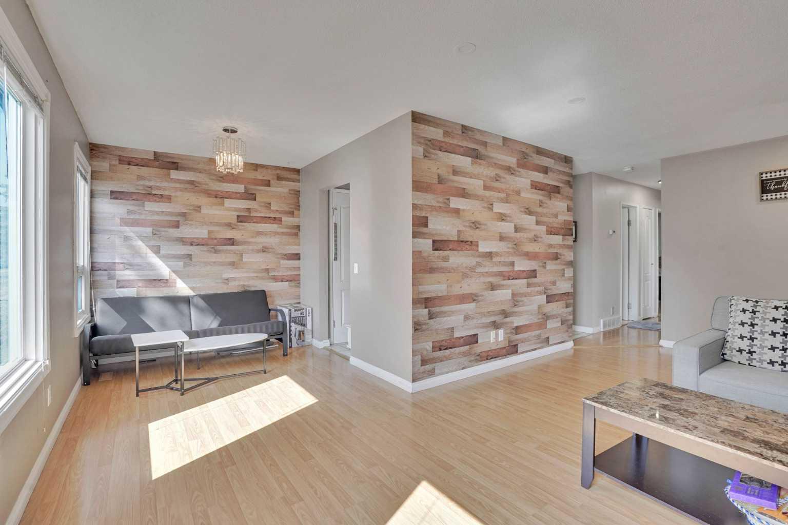 1004 Penrith Crescent SE