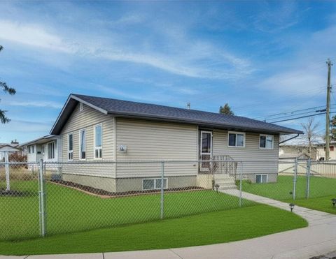 Photo of 1004 Penrith Crescent SE, Calgary, AB T2A 2H7 (MLS # A2301823)