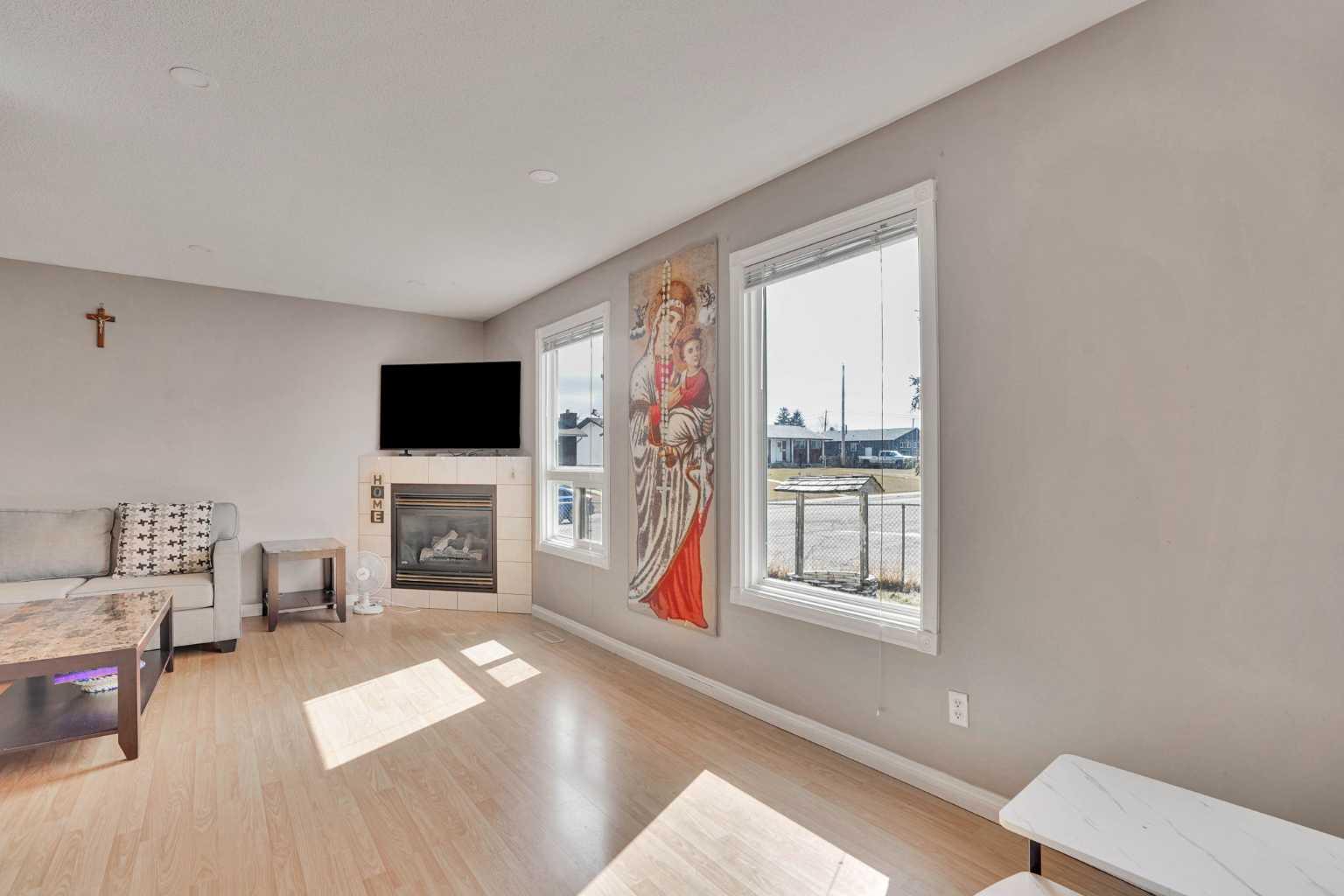 1004 Penrith Crescent SE