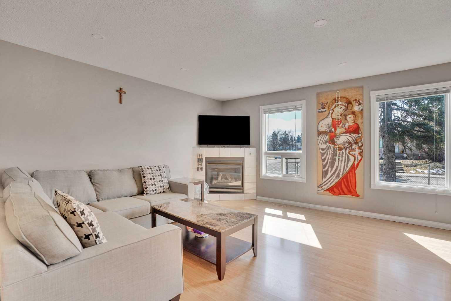 1004 Penrith Crescent SE