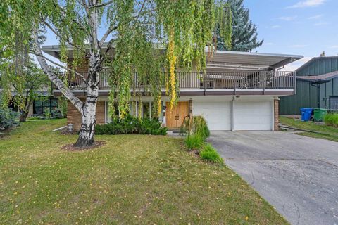 10 Varsville Place NW Calgary AB T3A 0A8