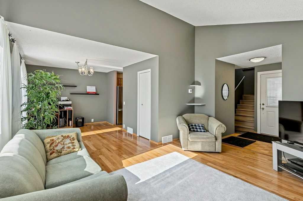 Photo of 76 Cedardale Crescent SW #28, Calgary, AB T2W 3Z5 (MLS # A2352444)