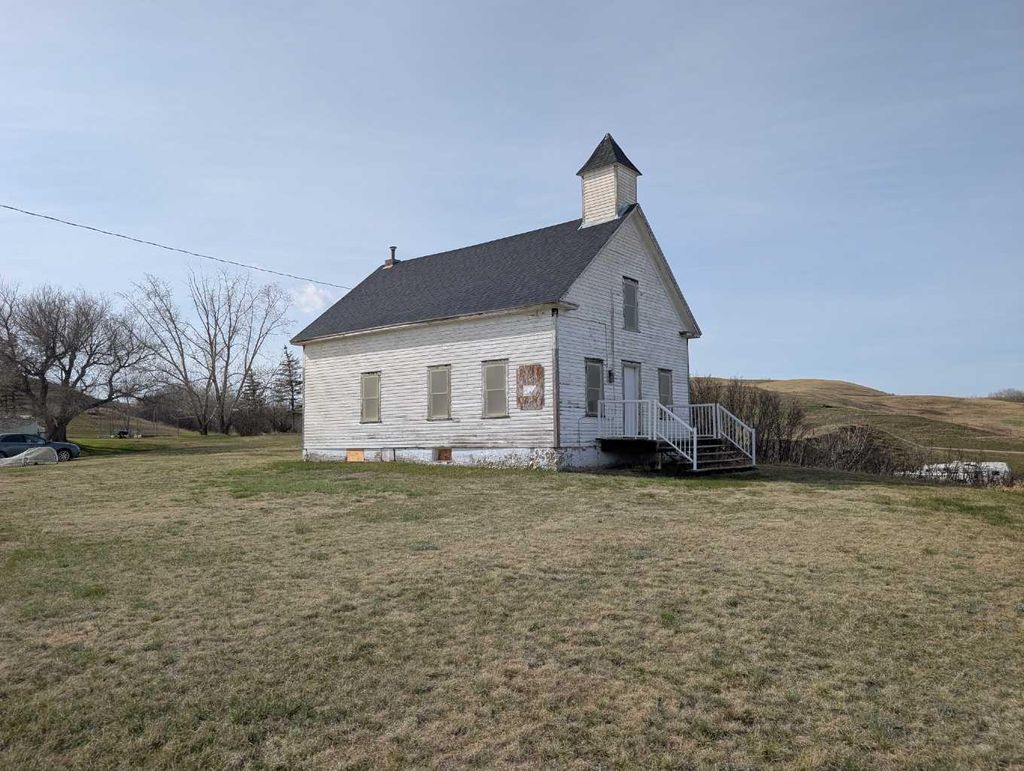 Photo of 404 Hillside Avenue, Carbon, AB T0M 0L0 (MLS # A2308268)