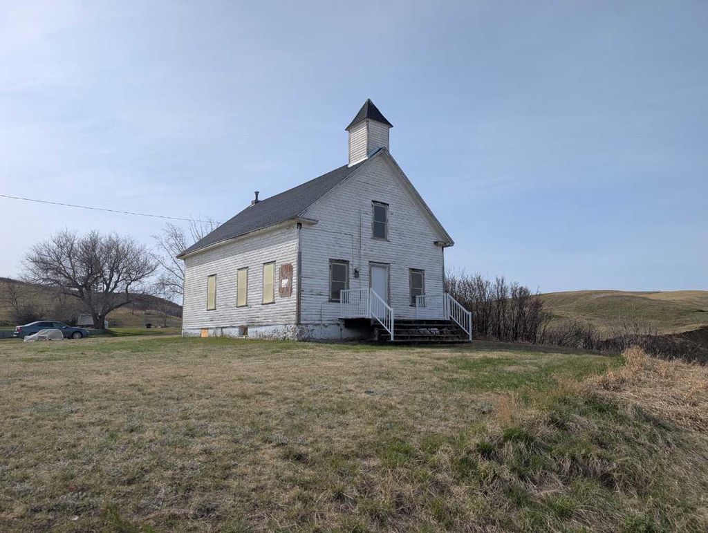 Photo of 404 Hillside Avenue, Carbon, AB T0M 0L0 (MLS # A2308268)