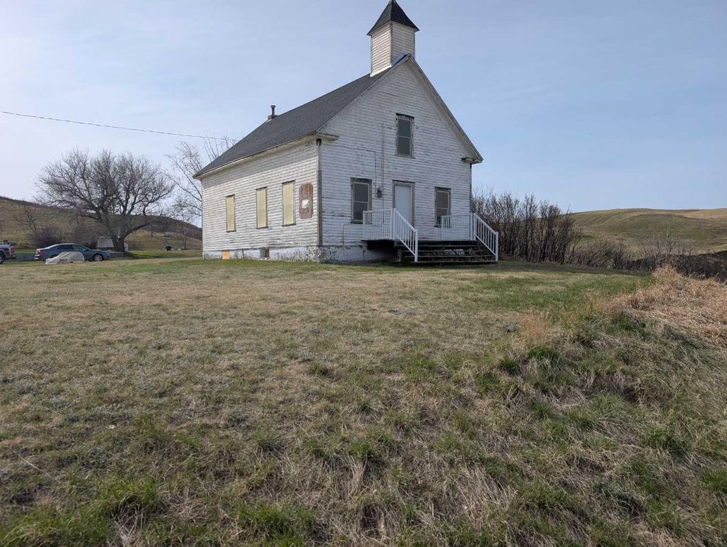 Photo of 404 Hillside Avenue, Carbon, AB T0M 0L0 (MLS # A2308268)