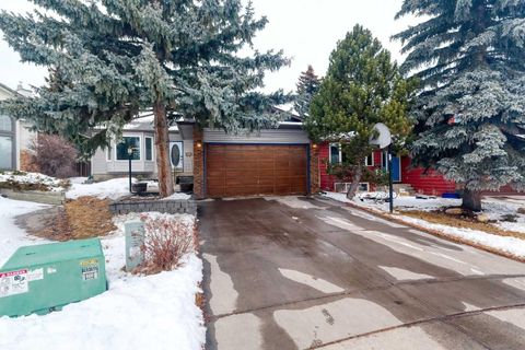 15 Edgeland Mews NW Calgary AB T3A 4C9