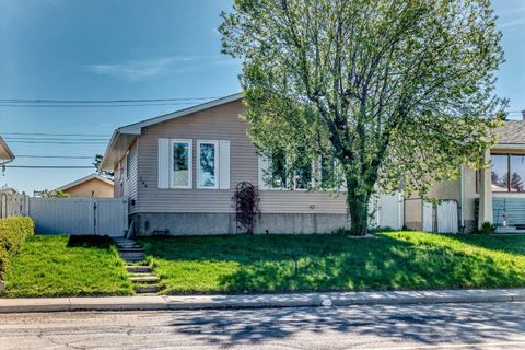 Photo of 744 Marlborough Way NE, Calgary, AB T2A 3G2 (MLS # A2311066)