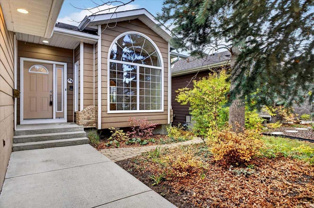 Photo of 26 Evergreen Terrace SW, Calgary, AB T2Y 2V8 (MLS # A2350877)