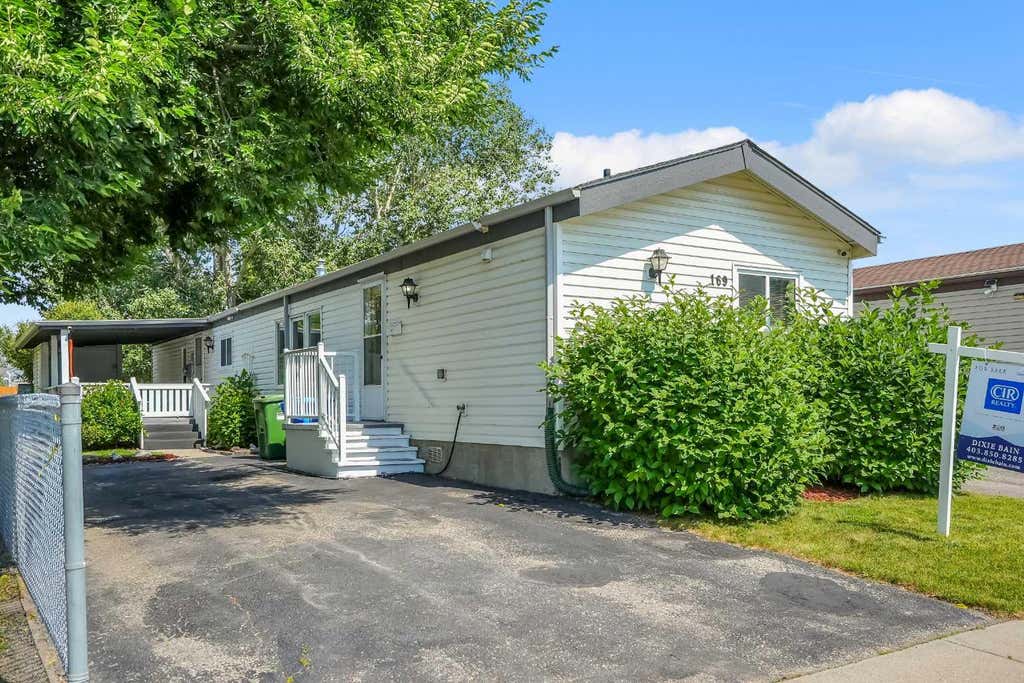 Photo of 169 Erin Woods Circle SE, Calgary, AB T2B 3E1 (MLS # A2334682)