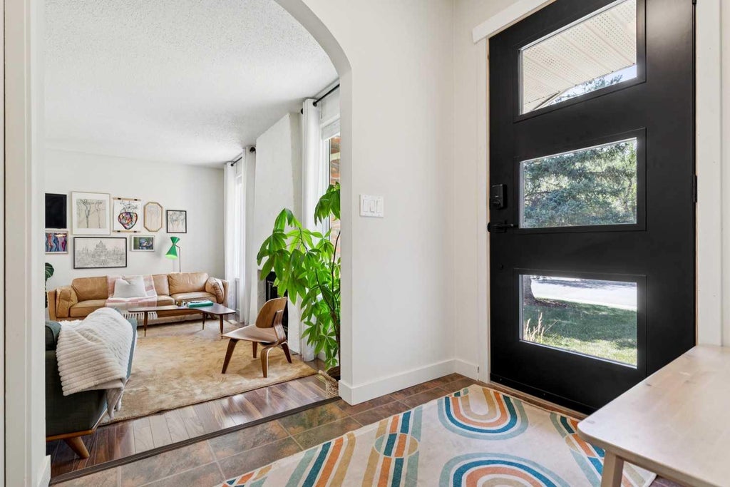 Photo of 116 Cantrell Place SW, Calgary, AB T2N 1X2 (MLS # A2348269)