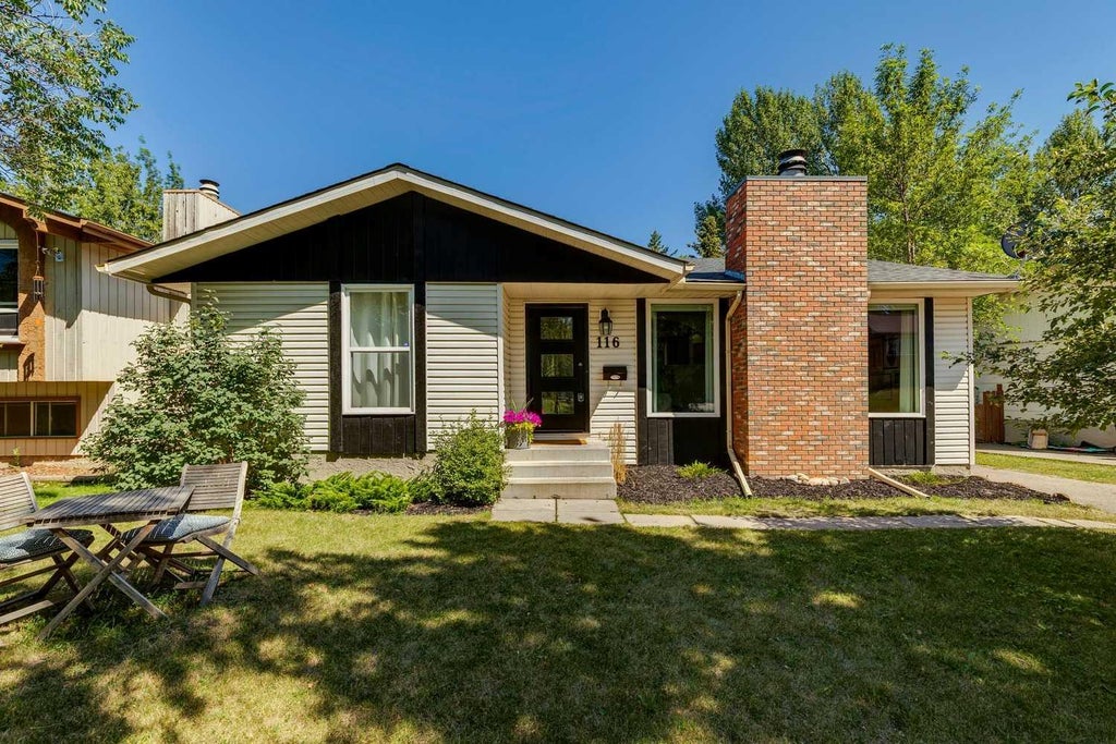 Photo of 116 Cantrell Place SW, Calgary, AB T2N 1X2 (MLS # A2348269)