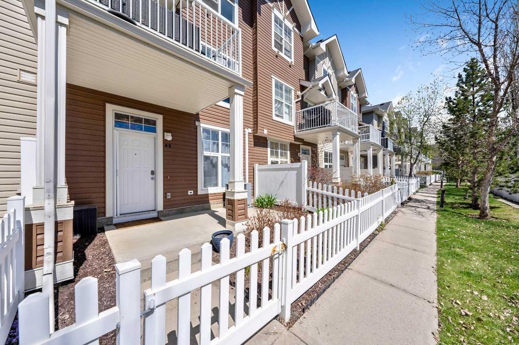 Photo of 43 Toscana Gardens NW, Calgary, AB T3L 3C2 (MLS # A2310831)