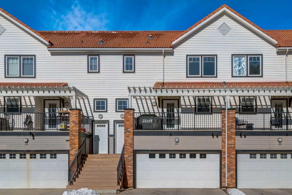 Photo of 37 Royal Oak Plaza NW, Calgary, AB T3G 0B3 (MLS # A2294002)