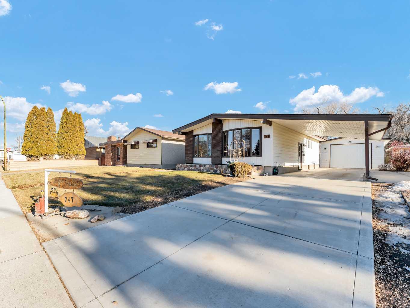 747 Lokier Avenue NW