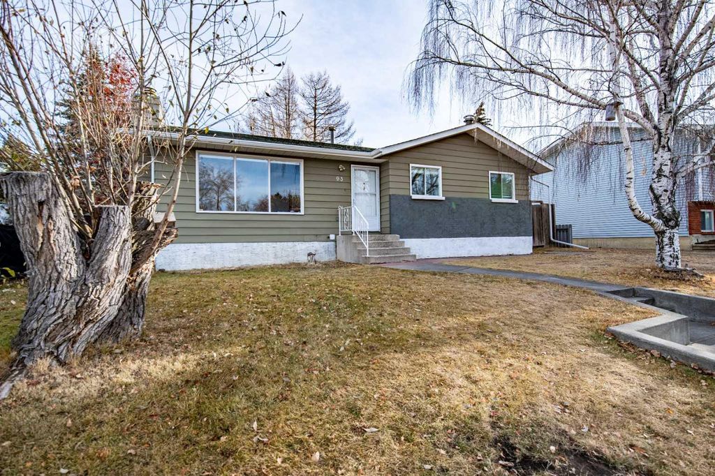 Photo of 93 Westview Drive, Sylvan Lake, AB T4S 1H8 (MLS # A2286491)