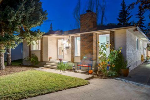 Photo of 220 Oakridge Place SW, Calgary, AB T2V 1V2 (MLS # A2261199) Photo of 220 Oakridge Place SW, Calgary, AB T2V 1V2 (MLS # A2261199)