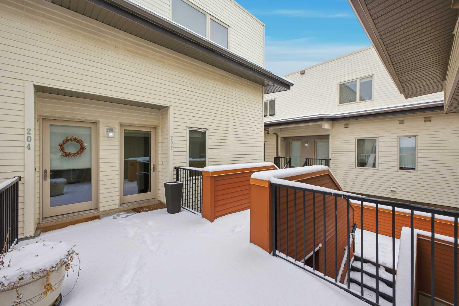 1905 27 Avenue SW 202