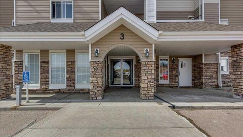 Photo of 3 Broadway Rise #410, Sylvan Lake, AB T4S 0G9 (MLS # A2298074)