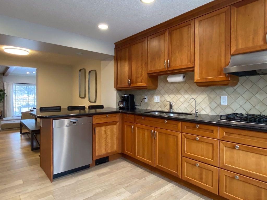 344 Point Mckay Gardens NW