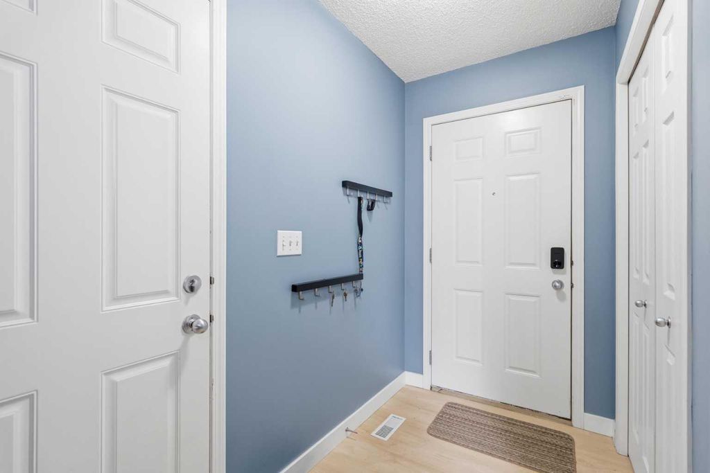 Photo of 166 Everhollow Heights SW, Calgary, AB T2Y 5B3 (MLS # A2305420)