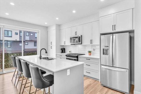 203 Evanscrest Square NW Calgary AB T3P 1S2