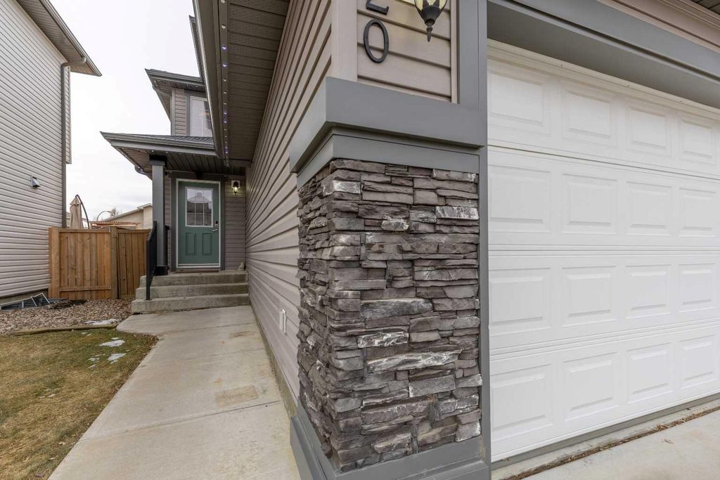 Photo of 420 Silkstone Crescent W, Lethbridge, AB T1J 2G3 (MLS # A2280765)
