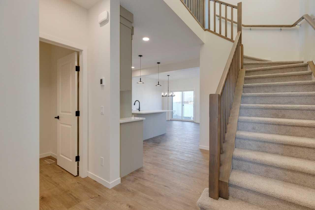 1379 Bayview Crescent SW