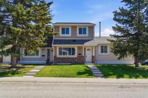 Photo of 804 Madeira Drive NE, Calgary, AB T2A 7B7 (MLS # A2312298)