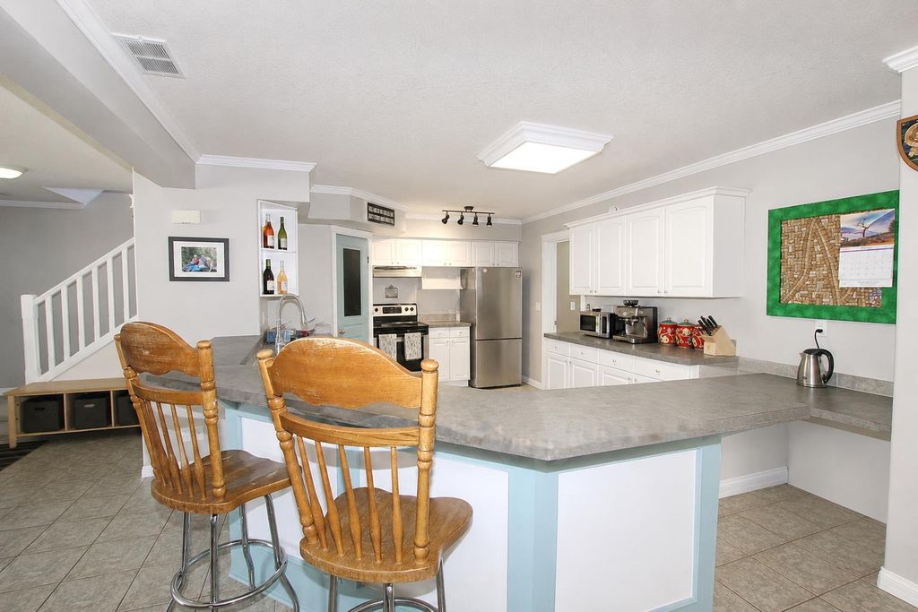 Photo of 5016 34 Street, Sylvan Lake, AB T4S 1B1 (MLS # A2310576)