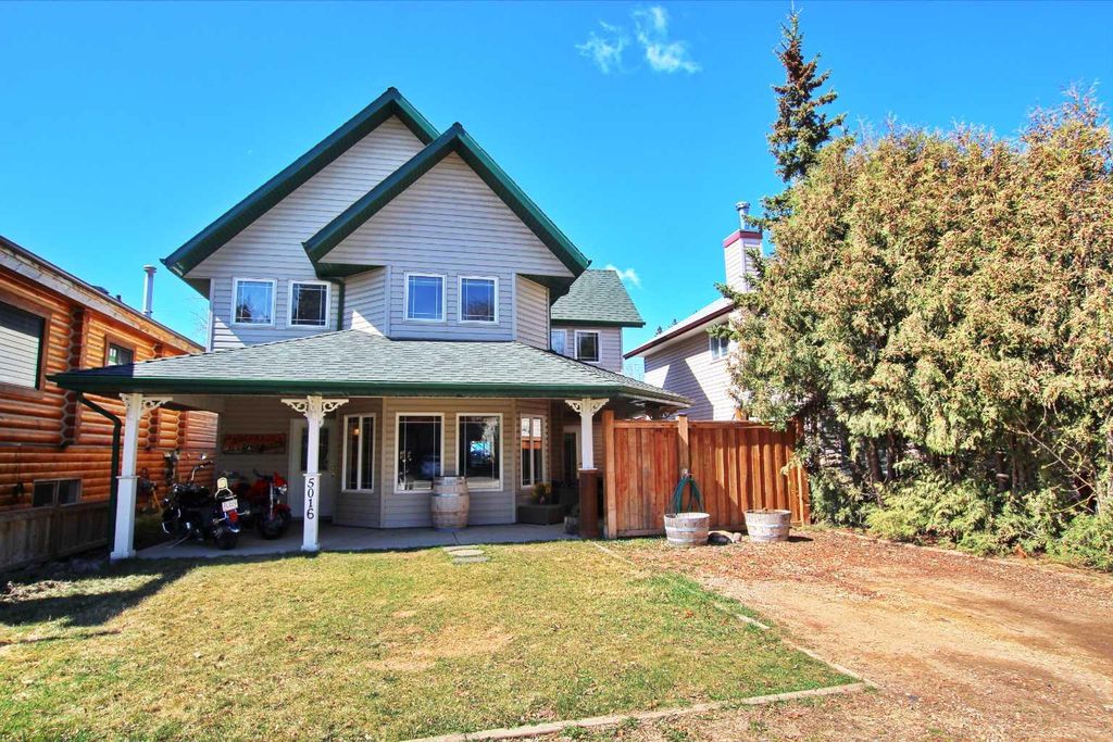 Photo of 5016 34 Street, Sylvan Lake, AB T4S 1B1 (MLS # A2310576)