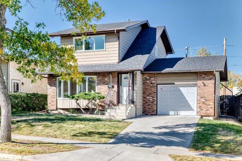 Photo of 79 Bermuda Drive NW, Calgary, AB T3K 1H5 (MLS # A2257528) Photo of 79 Bermuda Drive NW, Calgary, AB T3K 1H5 (MLS # A2257528)