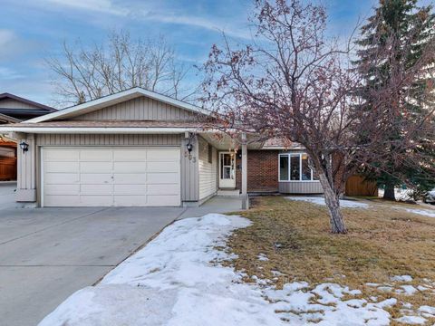 503 Dalcastle Mews NW Calgary AB T3A 2P3