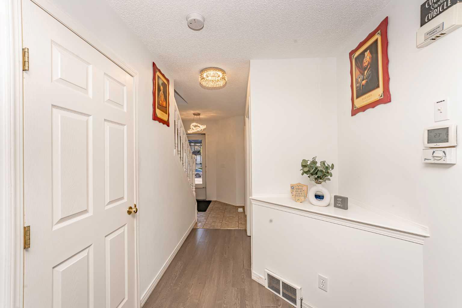 83 Martha's Close NE