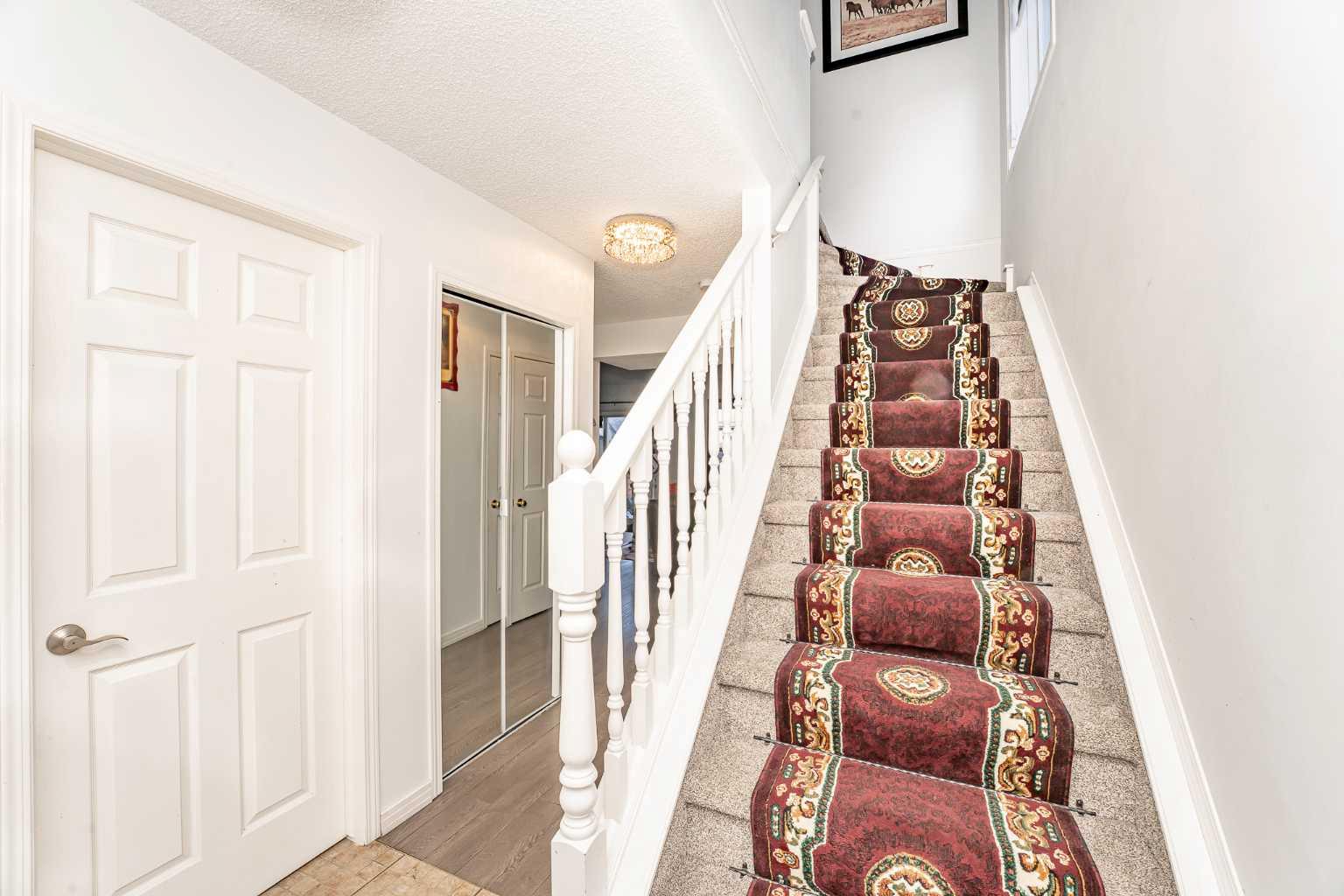 83 Martha's Close NE