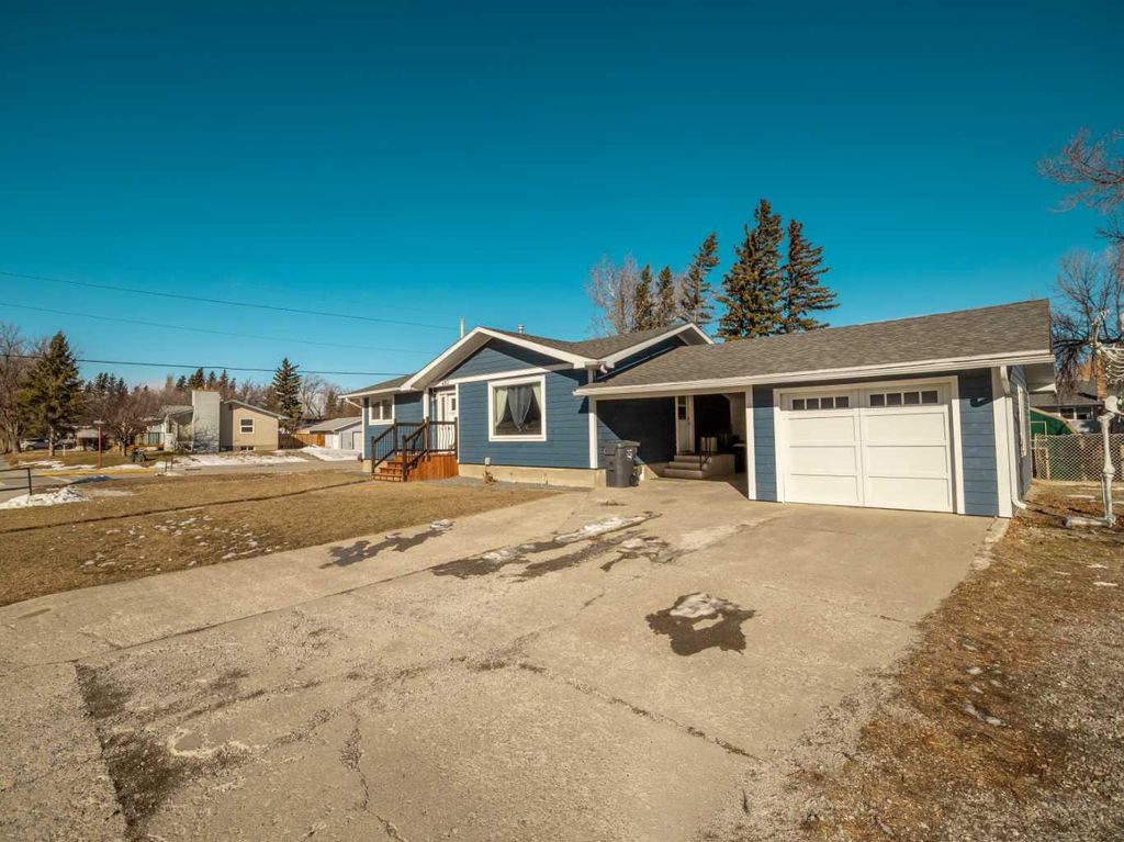 Photo of 483 Main Street, Pincher Creek, AB T0K 1W0 (MLS # A2289790)