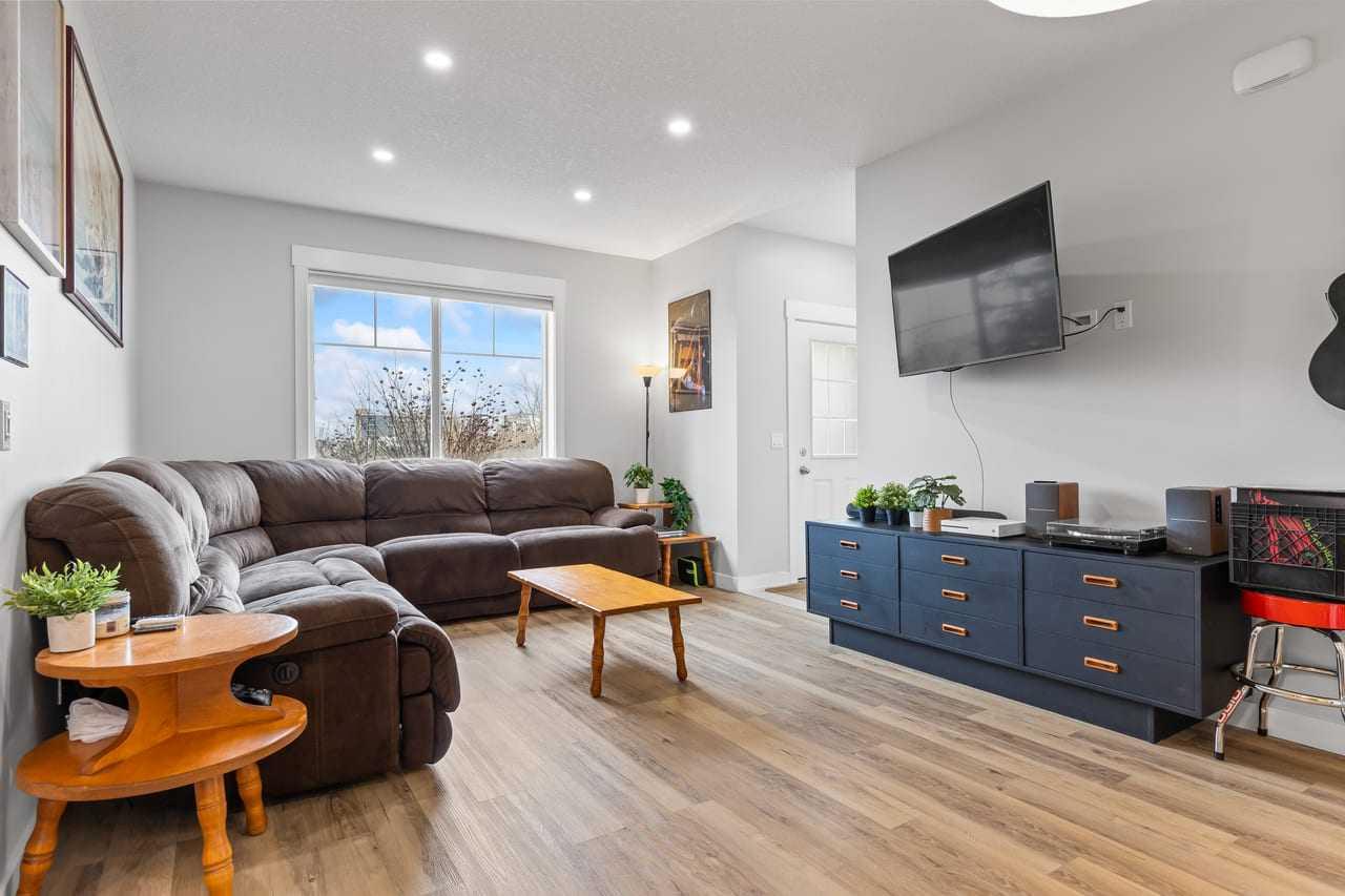 35 West Coach Manor SW 5
