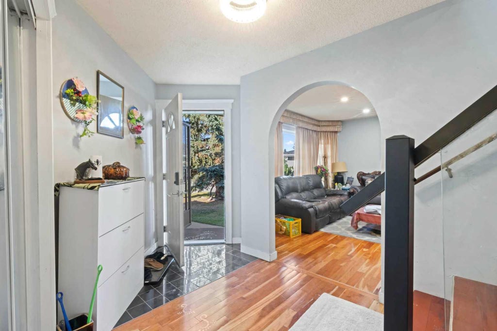 Photo of 52 Edgepark Road NW, Calgary, AB T3A 4P8 (MLS # A2347809)