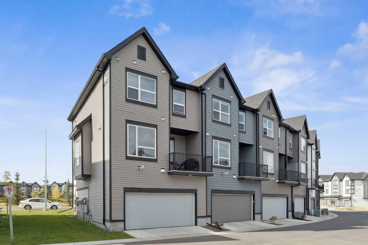 54 Evanscrest Manor NW