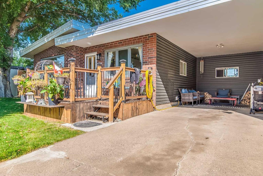 Photo of 362 7 Street NW, Medicine Hat, AB T1A 6N6 (MLS # A2340779)