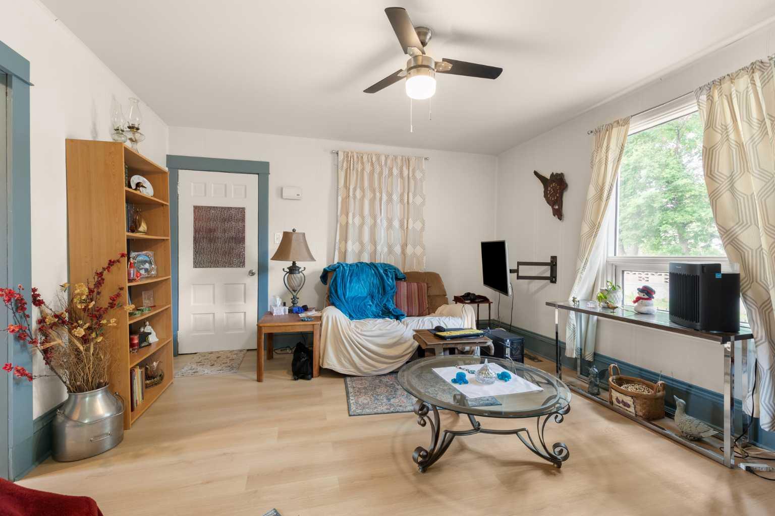 317 3 Street W