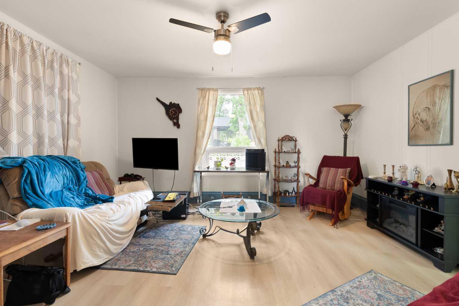 317 3 Street W