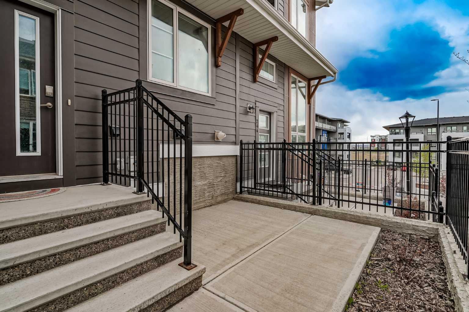 242 Livingston Common NE