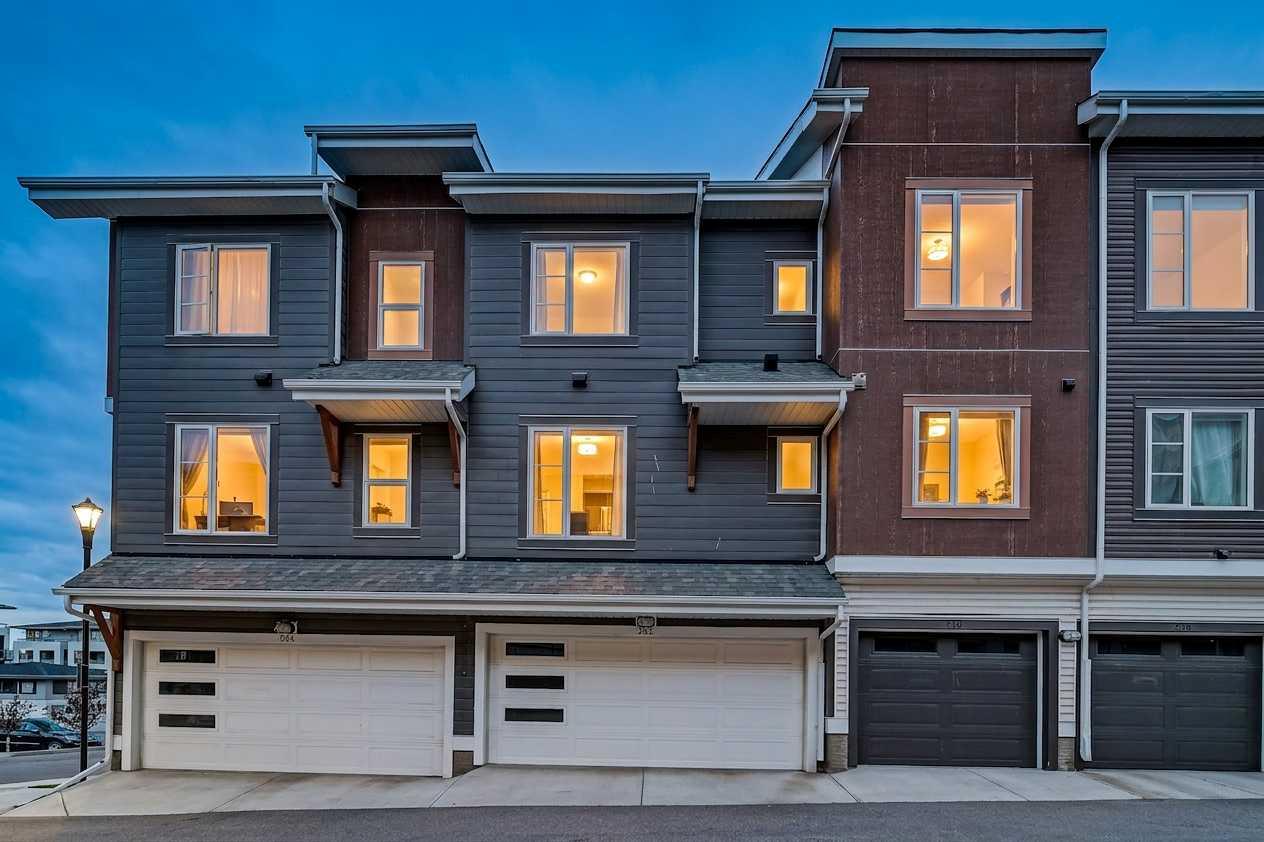 242 Livingston Common NE
