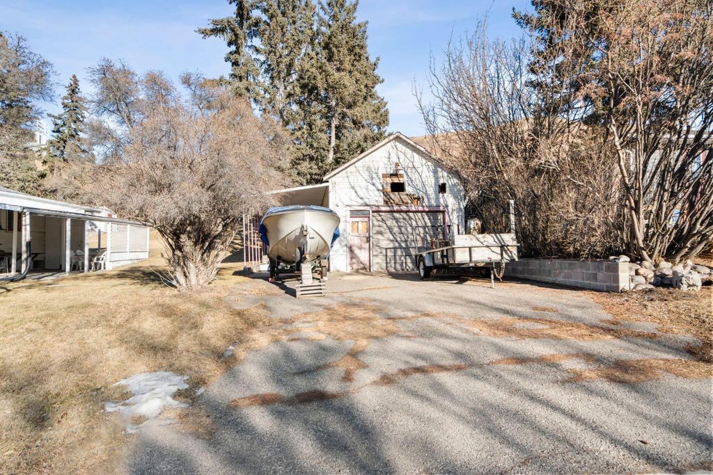 Photo of 328 Third Street W, Cochrane, AB T4C 1Z6 (MLS # A2280545)