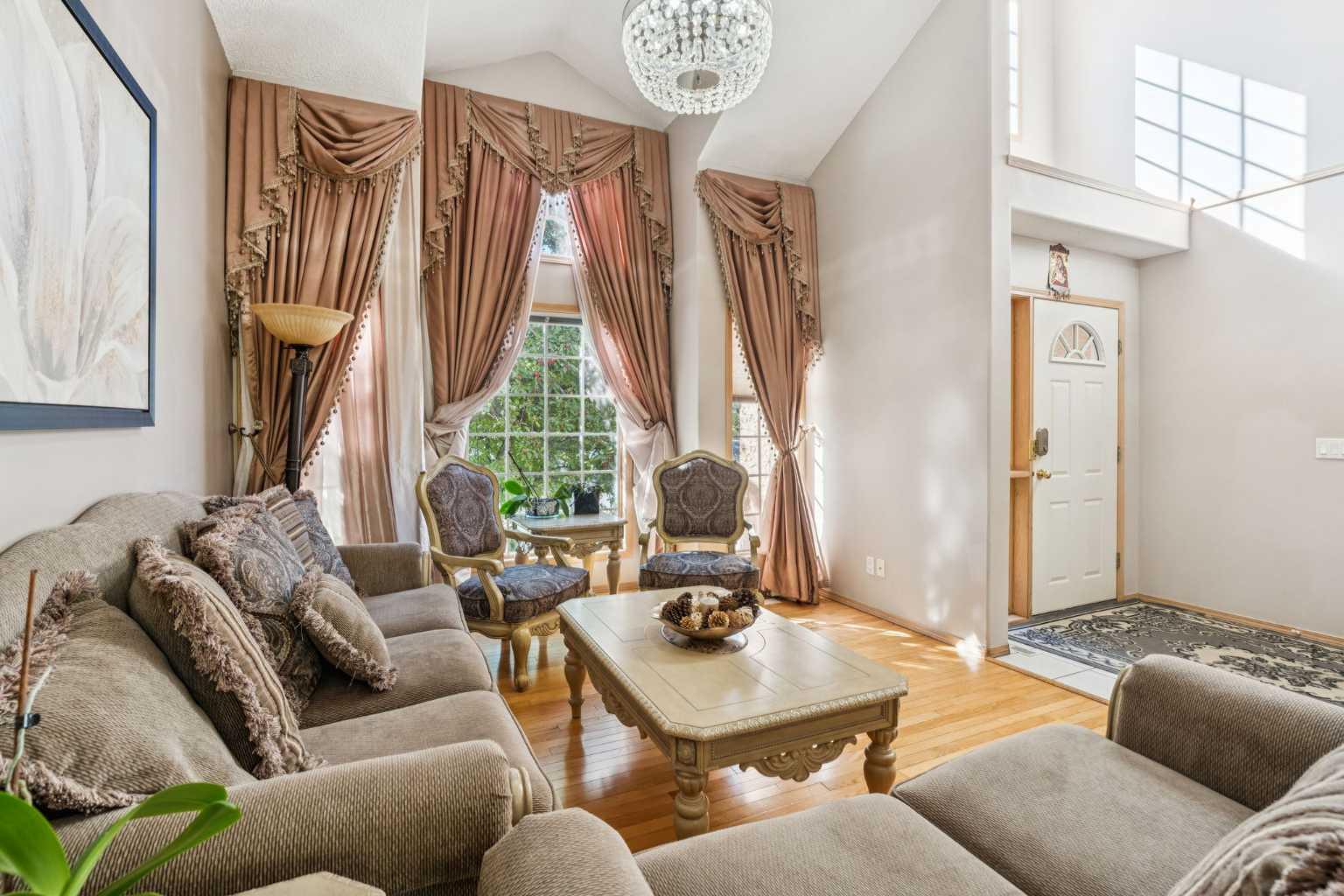 26 Mt Robson Close SE