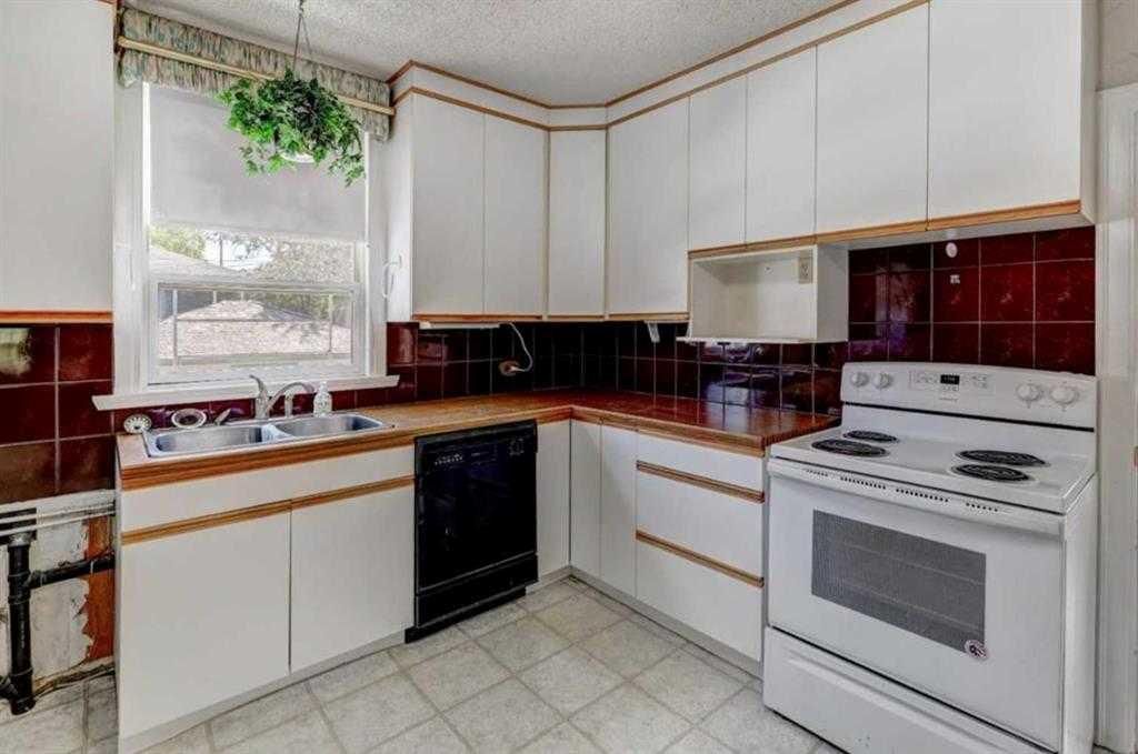 Photo of 1402 Crescent Road NW, Calgary, AB T2M 4B1 (MLS # A2280302)