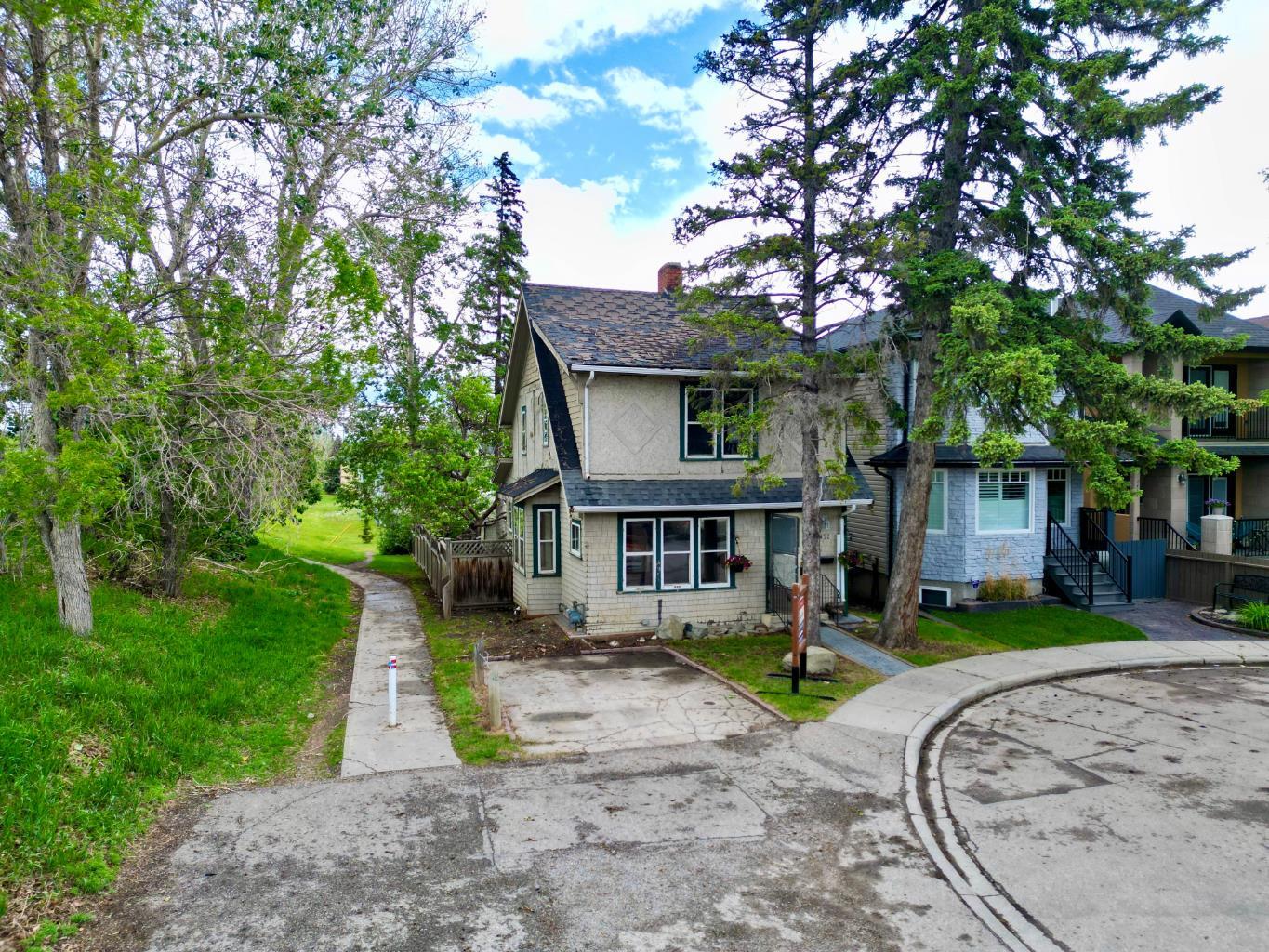 2452 28 Avenue SW